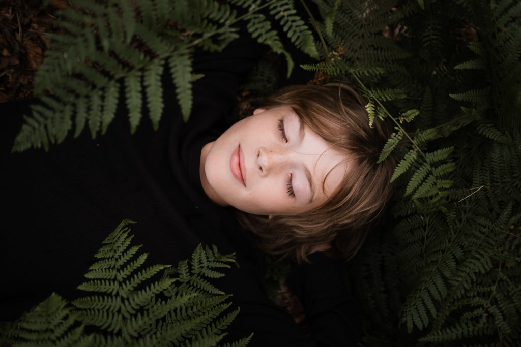 eine Frau schaut in dem Himmel, ihr Gesicht wird halb bedeckt vohn Fahn