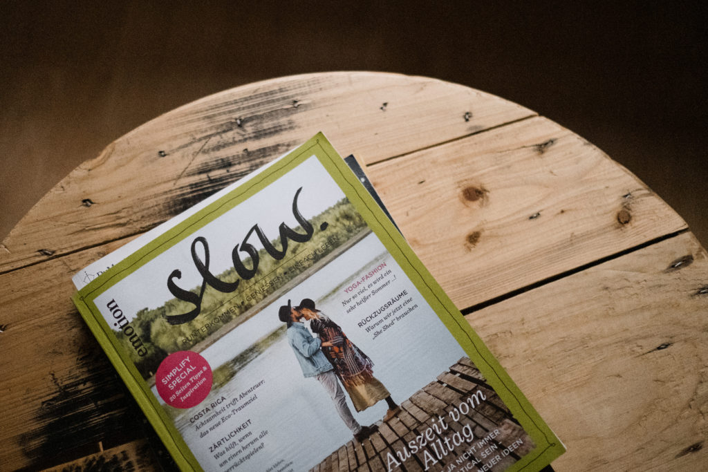 auf einer Holz- Kabeltrommel liegt eine Zeitschrift